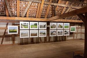 Blick in die Ausstellung mit Fotografien von Hils an der Wand