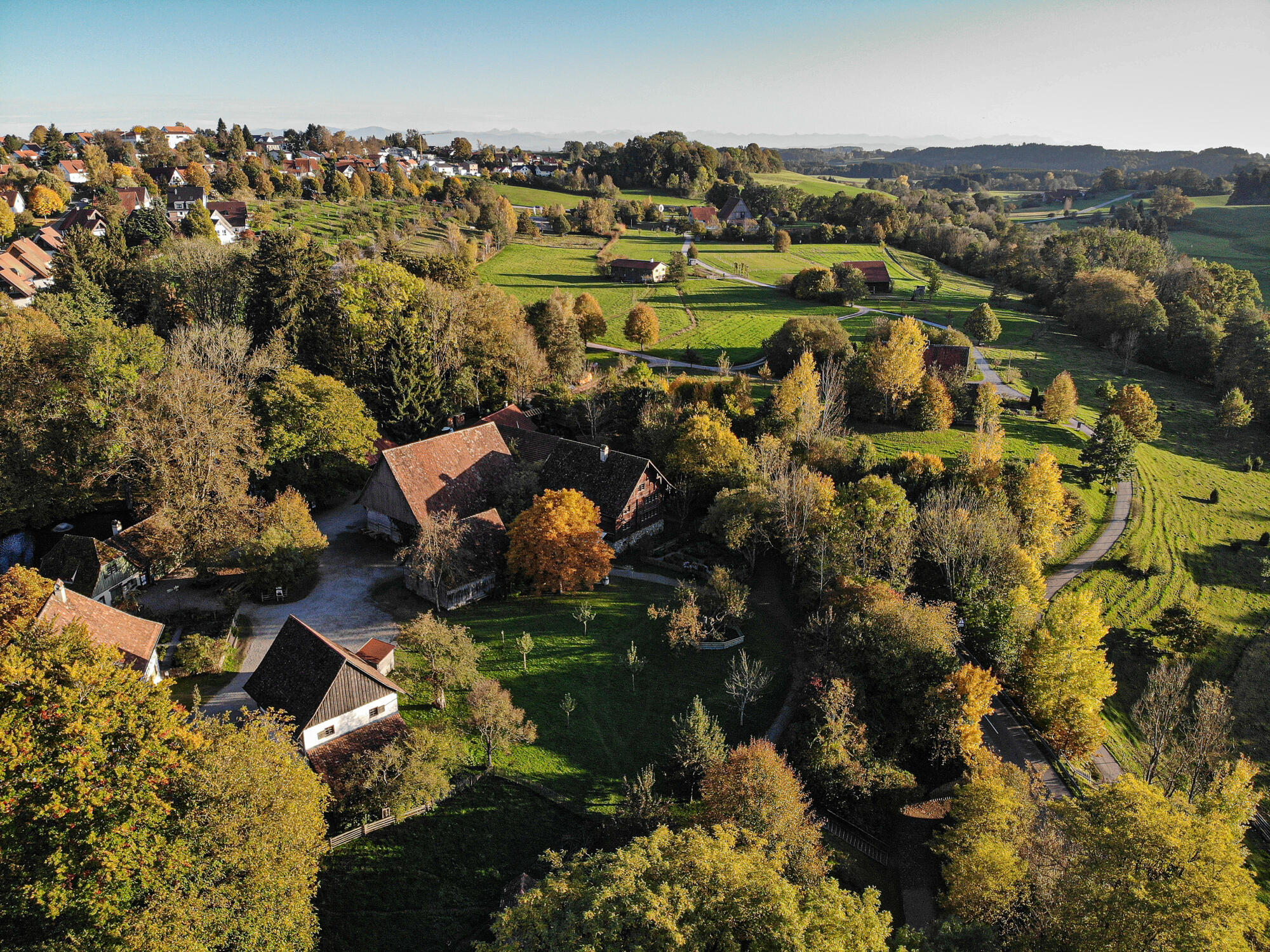 Drohnenbild vom Gelände Bauernhaus Museum im Herbst