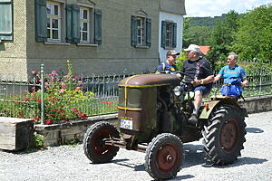 Alter Traktor vor dem Blaserhof