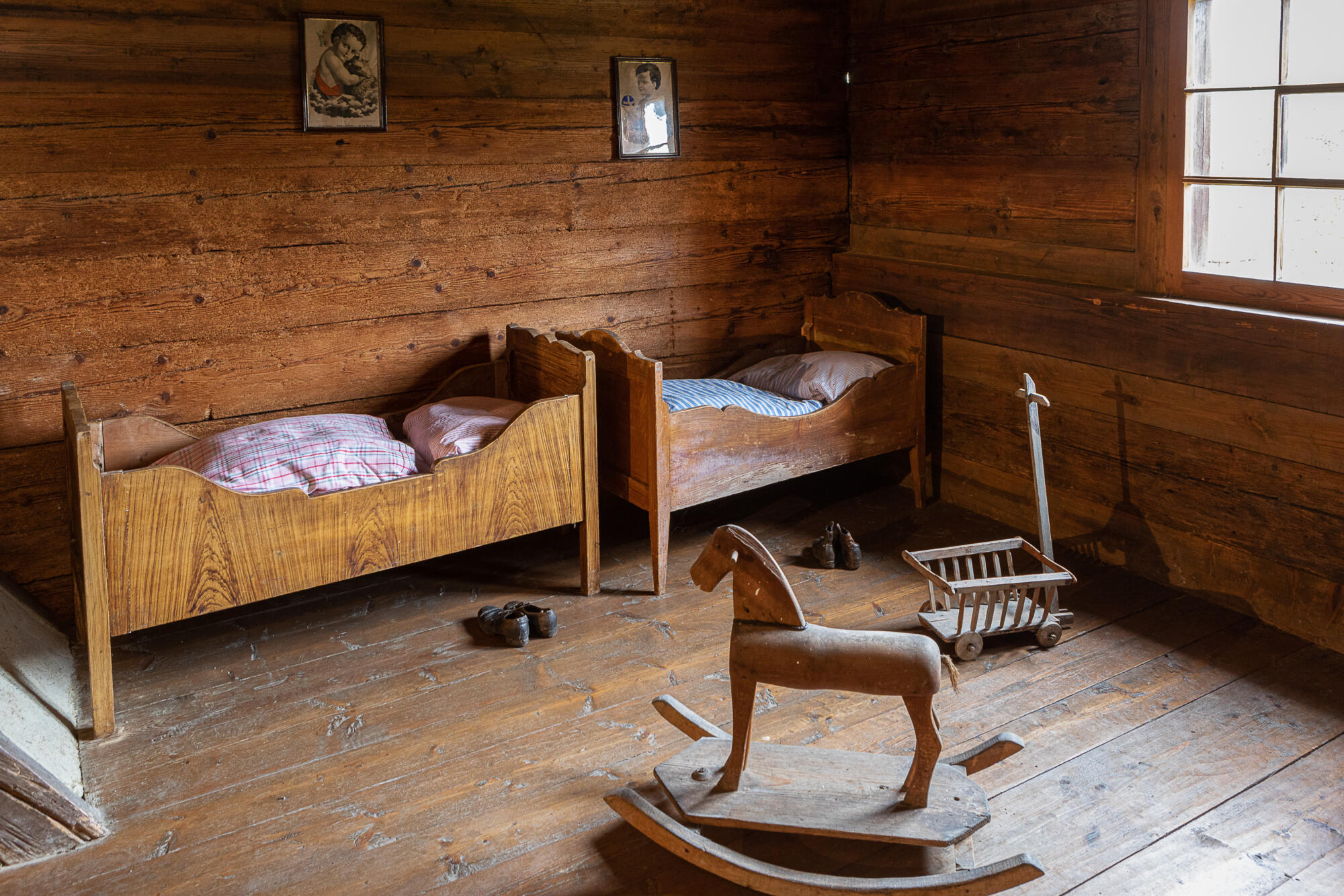Kinderbetten und Schaukelpferd in einem Bauernhaus