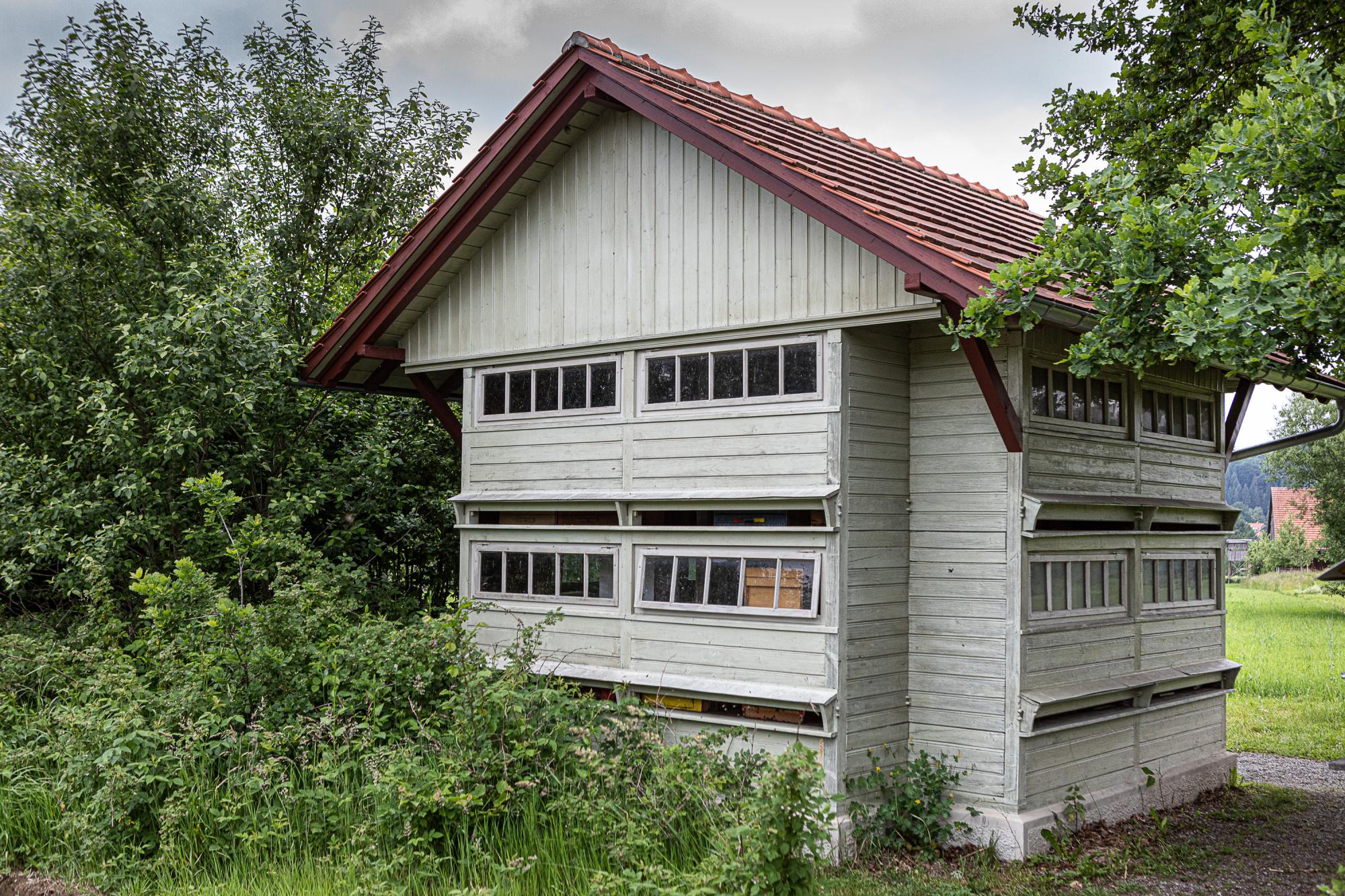 Blick auf das Bienenstockhaus im Bauernhaus Museum