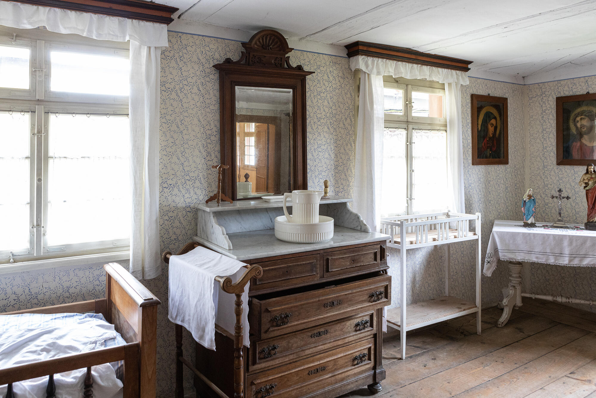 Blick in das Schlafzimmer von Hof Beck mit einer alten Frisierkommode