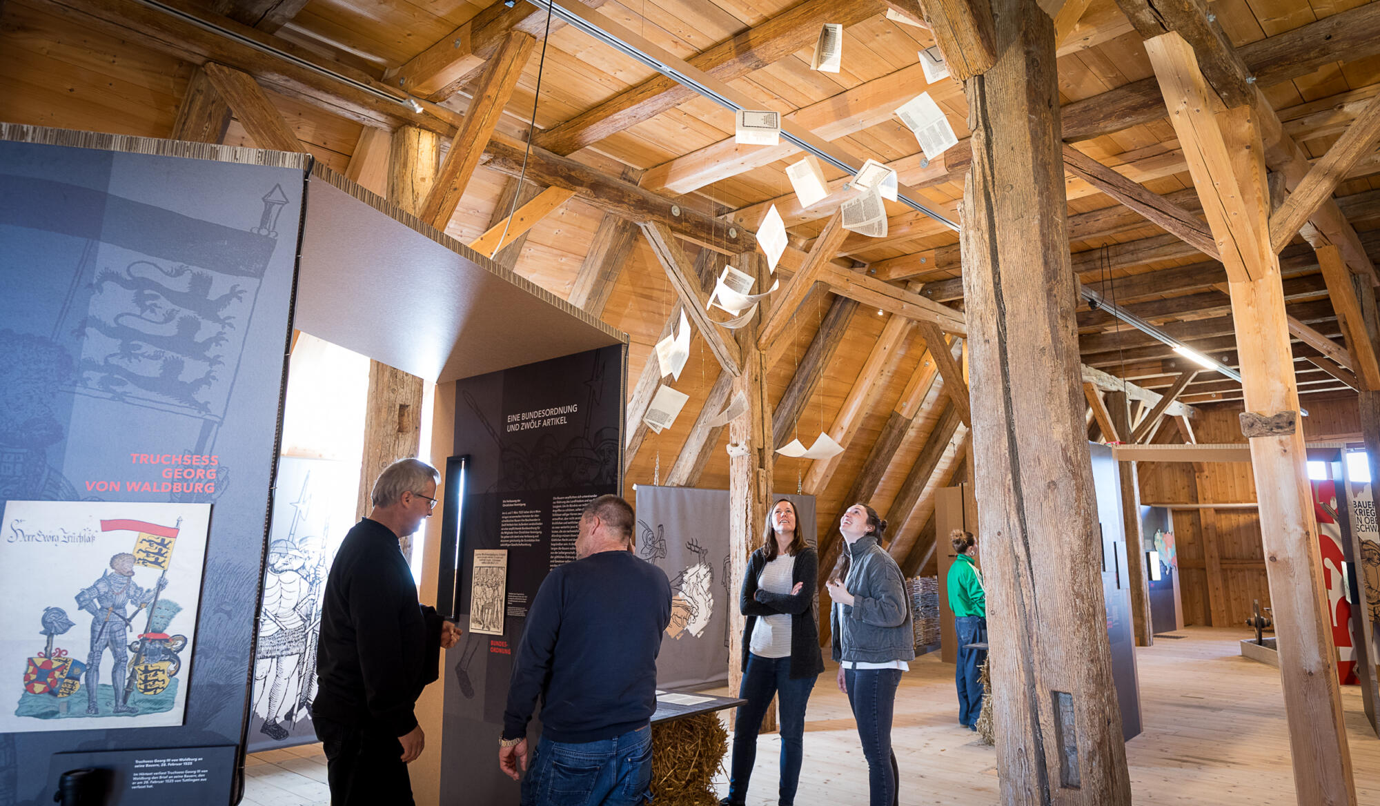 Blick in die Ausstellung mit Flugblättern