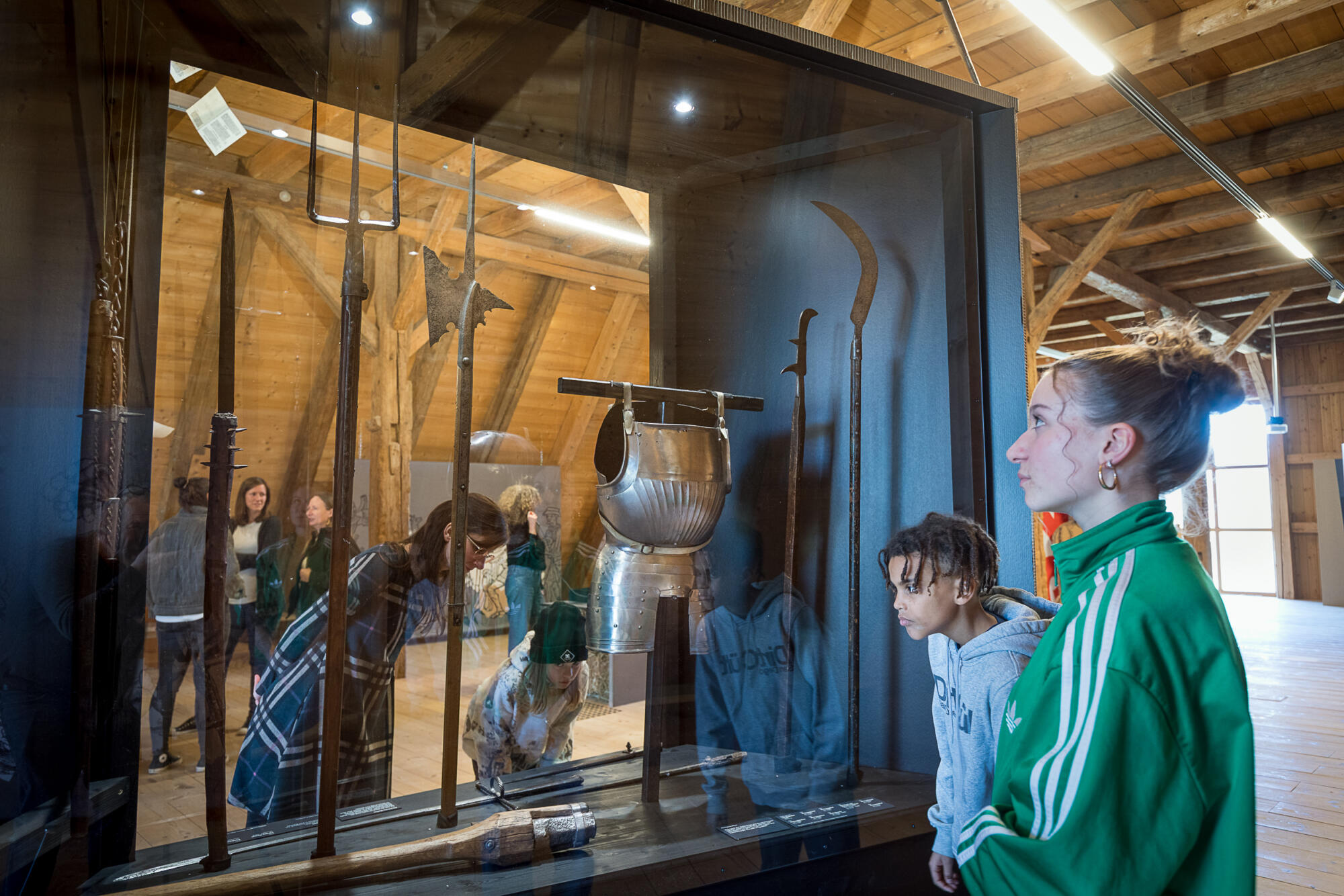 Originale Waffen in der Vitrine der Bauern