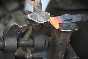 In heißem Feuer werden Messer geschmiedet