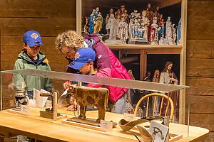 Eine Familie erlebt die Mitmachstation in Haus Lauben